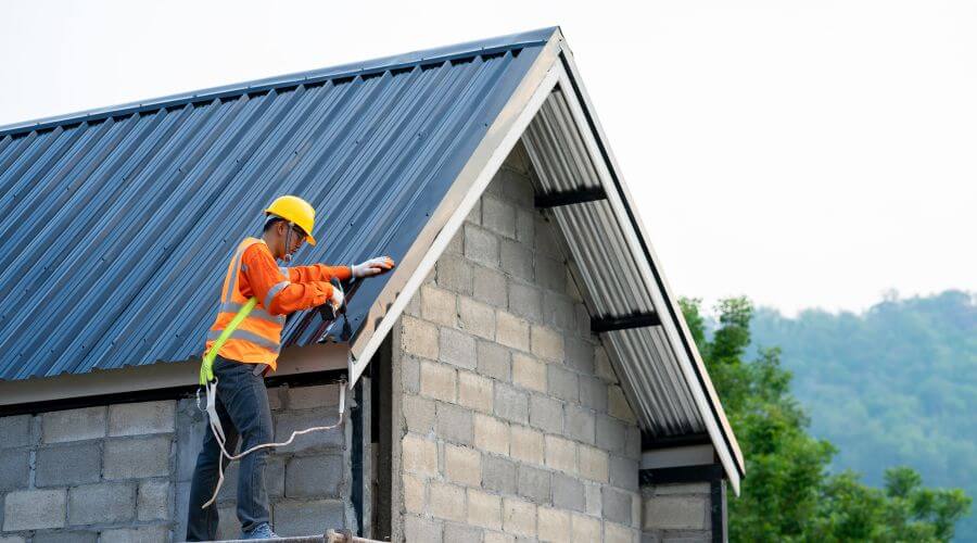 Professional gutter cleaning in Crystal Lake, IA